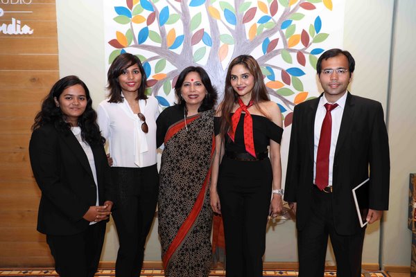 Abha-Singh-with-her-team-of-lawyers-and-Actor-Madhoo-Shah